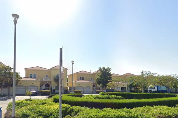 Luxury beachfront villas in Dubai’s Palm Jumeirah representing the 2025 real estate boom